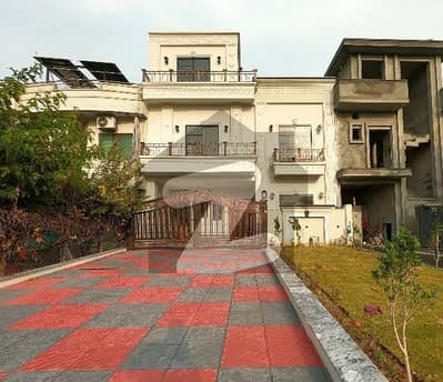 A On Excellent Location House Of 8 Marla In Islamabad