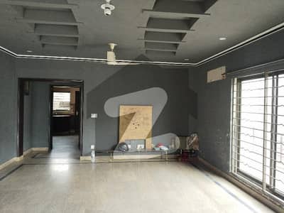 SLIGHTLY USED 01 KANAL VERY BEAUTIFUL UPPER PORTIN WITH SEPARATE ENTRANCE AVAILABLE FOR RENT