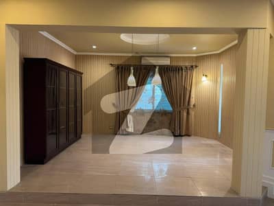 ڈی ایچ اے فیز 2 - بلاک آر فیز 2,ڈیفنس (ڈی ایچ اے),لاہور میں 4 کمروں کا 1 کنال مکان 6.7 کروڑ میں برائے فروخت۔