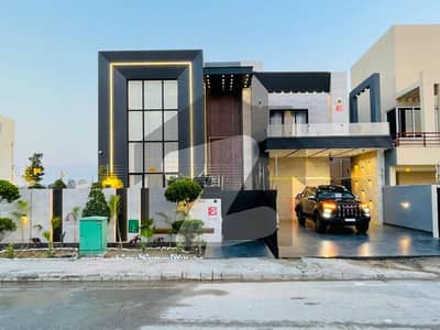 بحریہ ٹاؤن سیکٹر سی بحریہ ٹاؤن,لاہور میں 5 کمروں کا 1 کنال مکان 8.3 کروڑ میں برائے فروخت۔