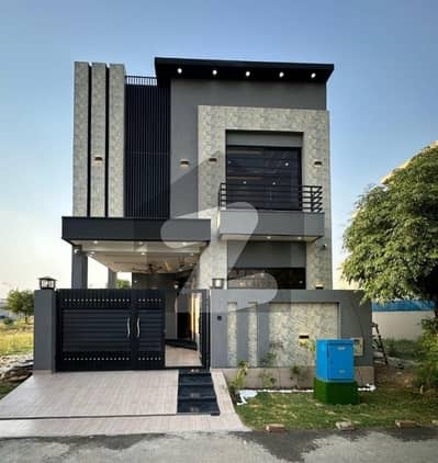 ڈی ایچ اے 9 ٹاؤن ڈیفنس (ڈی ایچ اے),لاہور میں 3 کمروں کا 5 مرلہ مکان 2.4 کروڑ میں برائے فروخت۔