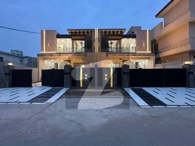 ماڈل ٹاؤن ملتان میں 6 کمروں کا 10 مرلہ مکان 4.1 کروڑ میں برائے فروخت۔