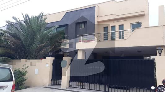 عسکری 11 ۔ سیکٹر اے عسکری 11,عسکری,لاہور میں 3 کمروں کا 10 مرلہ مکان 4.75 کروڑ میں برائے فروخت۔