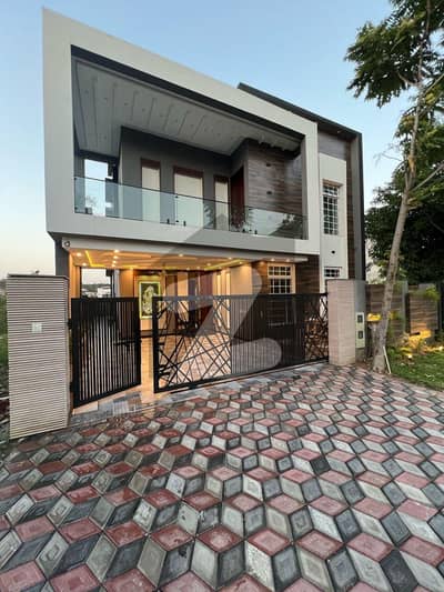 بحریہ ٹاؤن فیز 8 بحریہ ٹاؤن راولپنڈی,راولپنڈی میں 5 کمروں کا 10 مرلہ مکان 4.9 کروڑ میں برائے فروخت۔