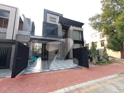 10 Marla beautiful ultra modern house in bahria Town Lahore