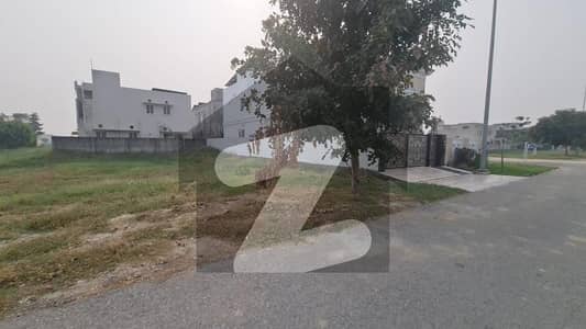 ڈی ایچ اے فیز 7 - بلاک وائے فیز 7,ڈیفنس (ڈی ایچ اے),لاہور میں 1 کنال رہائشی پلاٹ 2.35 کروڑ میں برائے فروخت۔