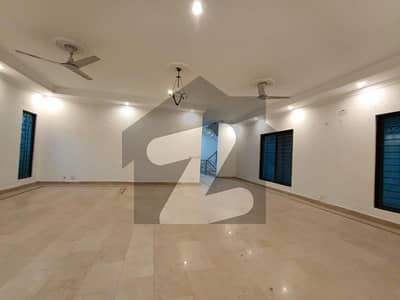 گلبرگ لاہور میں 5 کمروں کا 2 کنال مکان 8.0 لاکھ میں کرایہ پر دستیاب ہے۔