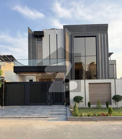 سٹی ہاؤسنگ سوسائٹی سیالکوٹ میں 5 کمروں کا 10 مرلہ مکان 4.25 کروڑ میں برائے فروخت۔