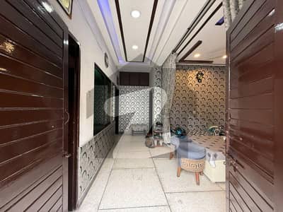 نشاط کالونی لاہور میں 6 کمروں کا 5 مرلہ مکان 1.35 کروڑ میں برائے فروخت۔