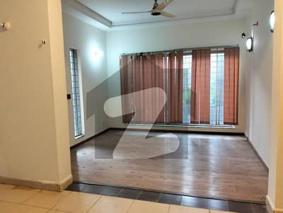 ڈیوائن گارڈنز لاہور میں 4 کمروں کا 10 مرلہ مکان 1.5 لاکھ میں کرایہ پر دستیاب ہے۔