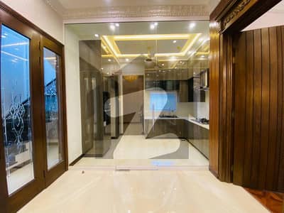 10 Marla complete house available for rent in lake city