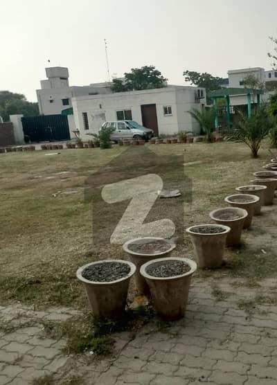 سُندرانڈسٹریل اسٹیٹ لاہور میں 8 کمروں کا 4 کنال فیکٹری 6.0 لاکھ میں کرایہ پر دستیاب ہے۔