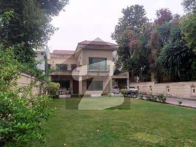 ایف ۔ 8 اسلام آباد میں 6 کمروں کا 2 کنال مکان 75.0 کروڑ میں برائے فروخت۔