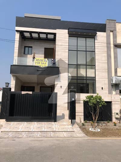 پارک ویو سٹی ۔ پلاٹینم بلاک پارک ویو سٹی,لاہور میں 4 کمروں کا 5 مرلہ مکان 2.2 کروڑ میں برائے فروخت۔
