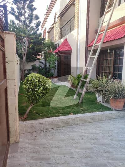 ڈی ایچ اے فیز 6 ڈی ایچ اے ڈیفینس,کراچی میں 8 کمروں کا 1 کنال مکان 15.5 کروڑ میں برائے فروخت۔