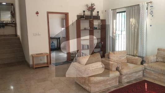 ایف ۔ 7 اسلام آباد میں 2 کمروں کا 1 کنال بالائی پورشن 1.4 لاکھ میں کرایہ پر دستیاب ہے۔