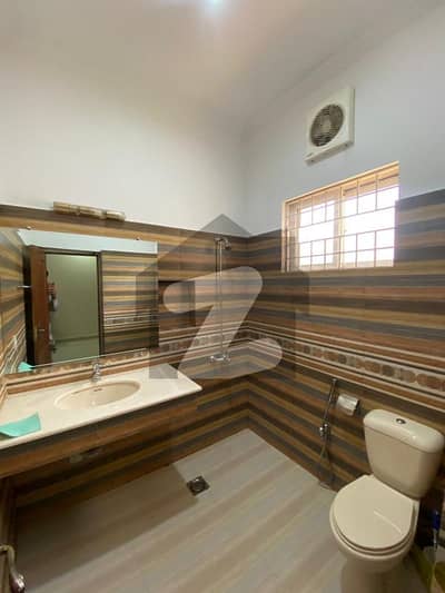 ایف ۔ 8 اسلام آباد میں 3 کمروں کا 1 کنال بالائی پورشن 2.4 لاکھ میں کرایہ پر دستیاب ہے۔