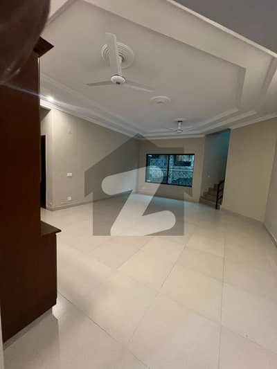 گلبرگ 3 گلبرگ,لاہور میں 6 کمروں کا 1 کنال مکان 3.5 لاکھ میں کرایہ پر دستیاب ہے۔