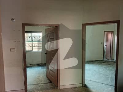 جوہر ٹاؤن فیز 2 جوہر ٹاؤن,لاہور میں 4 کمروں کا 5 مرلہ مکان 1.2 لاکھ میں کرایہ پر دستیاب ہے۔