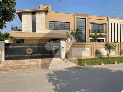 20 MARLA ELEGANT AND FULLY MAINTAINED SUPER HOT LOCATED BUNGALOW'S UPPER PORTION IS AVAILABLE IN THE BEST BLOCK OF DHA LAHORE.