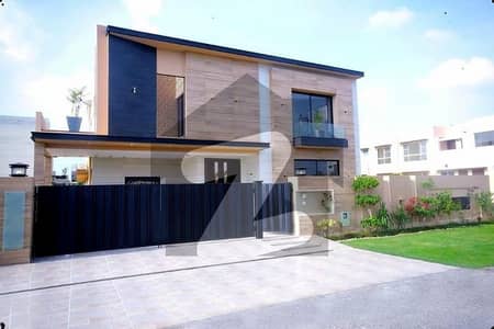 20 MARLA ELEGANT AND FULLY MAINTAINED SUPER HOT LOCATED BUNGALOW'S UPPER PORTION IS AVAILABLE IN THE BEST BLOCK OF DHA LAHORE.