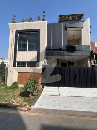 پارک ویو سٹی لاہور میں 5 کمروں کا 10 مرلہ مکان 1.45 لاکھ میں کرایہ پر دستیاب ہے۔