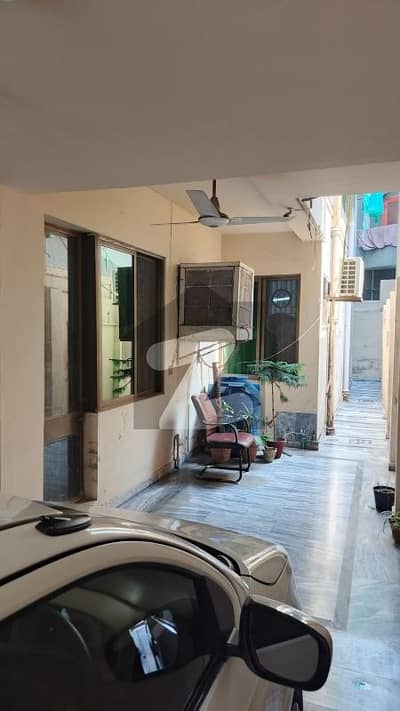 کیولری گراؤنڈ لاہور میں 4 کمروں کا 14 مرلہ مکان 9.75 کروڑ میں برائے فروخت۔