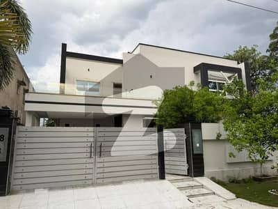 CORNER DOUBLE UNIT 1 KANAL ELEGANT AND FULLY MAINTAINED SUPER HOT LOCATED BUNGALOW IS AVAILABLE IN THE BEST BLOCK OF SUI GAS SOCIETY NEAR DHA LAHORE.