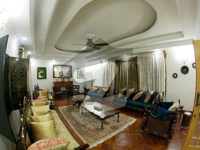 ڈی ایچ اے فیز 3 - بلاک وائے فیز 3,ڈیفنس (ڈی ایچ اے),لاہور میں 6 کمروں کا 2 کنال مکان 10.0 لاکھ میں کرایہ پر دستیاب ہے۔