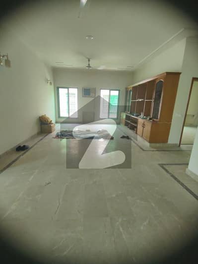 SLIGHTLY USED 1 KANAL VERY BEAUTIFUL UPPER PORTIN WITH SEPARATE ENTRANCE AVAILABLE FOR RENT IN DHA PHASE 4