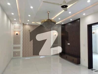 بحریہ ٹاؤن سیکٹر ای بحریہ ٹاؤن,لاہور میں 5 کمروں کا 10 مرلہ مکان 3.3 کروڑ میں برائے فروخت۔