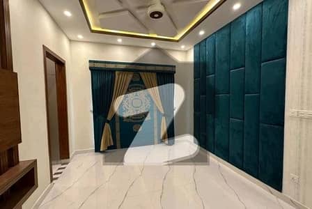 بحریہ ٹاؤن سیکٹر سی بحریہ ٹاؤن,لاہور میں 5 کمروں کا 10 مرلہ مکان 3.5 کروڑ میں برائے فروخت۔