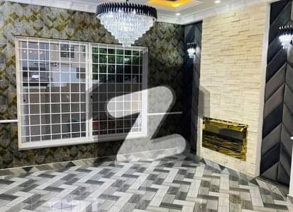 بحریہ ٹاؤن سیکٹر سی بحریہ ٹاؤن,لاہور میں 5 کمروں کا 10 مرلہ مکان 3.3 کروڑ میں برائے فروخت۔