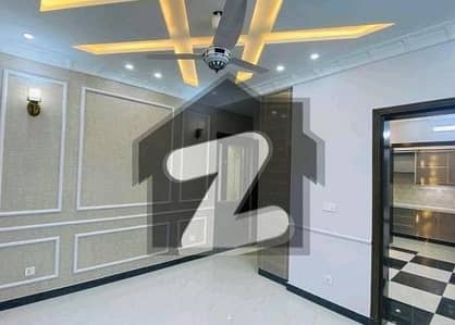 بحریہ ٹاؤن سیکٹر سی بحریہ ٹاؤن,لاہور میں 5 کمروں کا 10 مرلہ مکان 3.2 کروڑ میں برائے فروخت۔