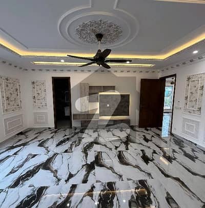 پنجاب سمال انڈسٹریز کالونی - بلاک بی پنجاب سمال انڈسٹریز کالونی,لاہور میں 4 کمروں کا 14 مرلہ مکان 5.25 کروڑ میں برائے فروخت۔