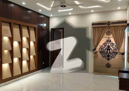 بحریہ ٹاؤن سیکٹر ای بحریہ ٹاؤن,لاہور میں 5 کمروں کا 10 مرلہ مکان 3.7 کروڑ میں برائے فروخت۔