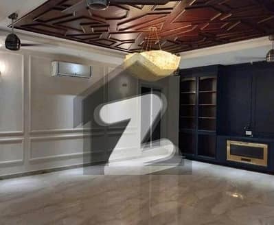 بحریہ ٹاؤن سیکٹر ای بحریہ ٹاؤن,لاہور میں 5 کمروں کا 1 کنال مکان 6.0 کروڑ میں برائے فروخت۔