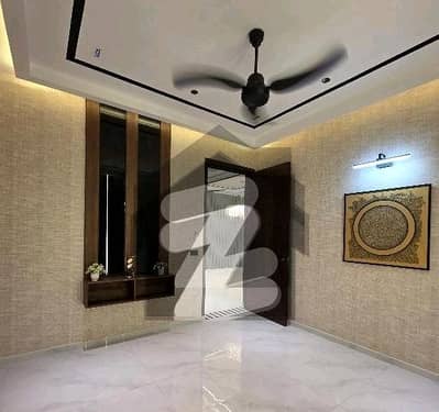 بحریہ ٹاؤن سیکٹر سی بحریہ ٹاؤن,لاہور میں 5 کمروں کا 10 مرلہ مکان 1.2 لاکھ میں کرایہ پر دستیاب ہے۔