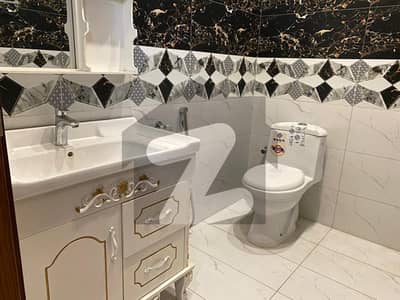 میڈیا ٹاؤن راولپنڈی میں 6 کمروں کا 12 مرلہ مکان 1.8 لاکھ میں کرایہ پر دستیاب ہے۔