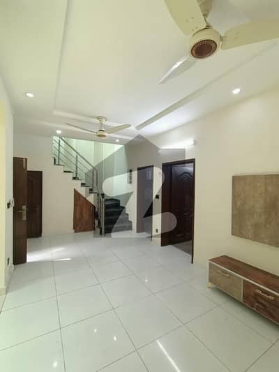 بحریہ ٹاؤن سیکٹرڈی بحریہ ٹاؤن,لاہور میں 3 کمروں کا 5 مرلہ مکان 2.2 کروڑ میں برائے فروخت۔