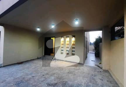 کینٹ لاہور میں 5 کمروں کا 1 کنال مکان 3.5 لاکھ میں کرایہ پر دستیاب ہے۔