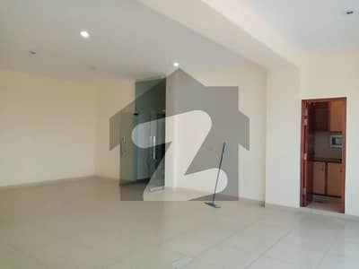 ڈی ایچ اے فیز 6 - مین بلیوارڈ ڈی ایچ اے فیز 6,ڈیفنس (ڈی ایچ اے),لاہور میں 4 مرلہ دفتر 1.1 لاکھ میں کرایہ پر دستیاب ہے۔