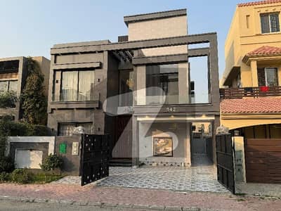 بحریہ ٹاؤن سیکٹرڈی بحریہ ٹاؤن,لاہور میں 5 کمروں کا 10 مرلہ مکان 4.6 کروڑ میں برائے فروخت۔