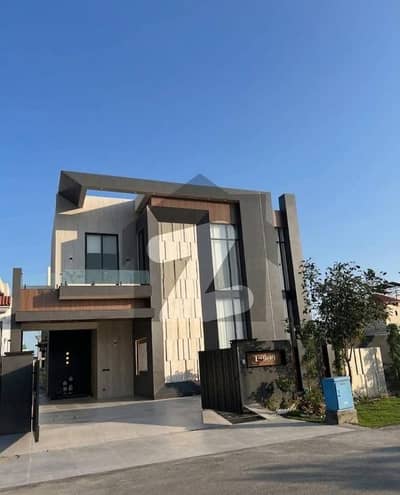 ڈی ایچ اے فیز 7 - بلاک وائے فیز 7,ڈیفنس (ڈی ایچ اے),لاہور میں 4 کمروں کا 10 مرلہ مکان 4.45 کروڑ میں برائے فروخت۔