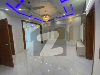 جی ۔ 13 اسلام آباد میں 5 کمروں کا 7 مرلہ مکان 6.5 کروڑ میں برائے فروخت۔