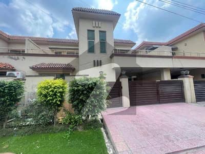 10 Marla 4 Bedrooms House sector B Askari 11 Lahore For Sale