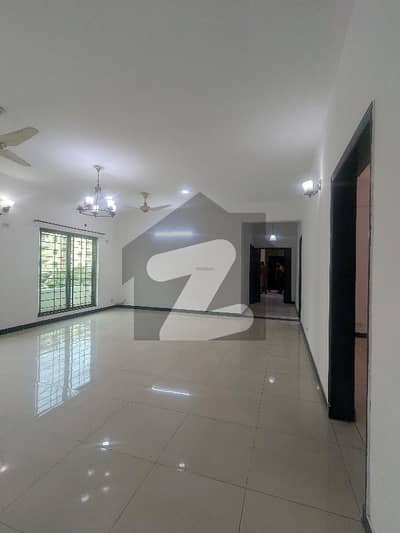 10 Marla 3 Bedroom Apartment Available For Rent