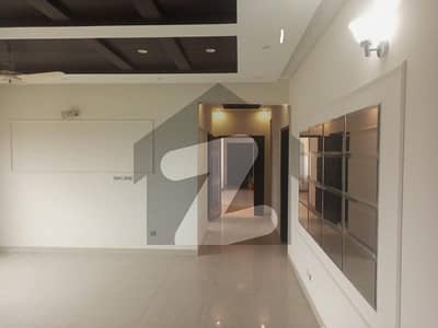 10 MARLA 3 BEDROOMS APARTMENT AVAILABLE FOR RENT