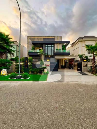 ڈی ایچ اے فیز 7 - بلاک آر فیز 7,ڈیفنس (ڈی ایچ اے),لاہور میں 5 کمروں کا 1 کنال مکان 7.95 کروڑ میں برائے فروخت۔