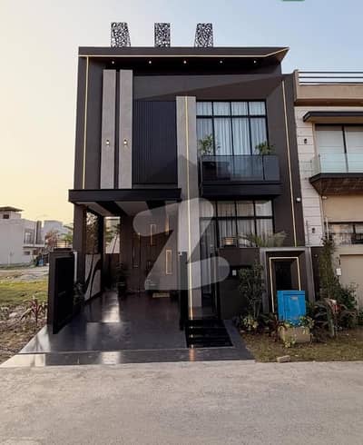 ڈی ایچ اے 9 ٹاؤن ڈیفنس (ڈی ایچ اے),لاہور میں 3 کمروں کا 5 مرلہ مکان 2.4 کروڑ میں برائے فروخت۔